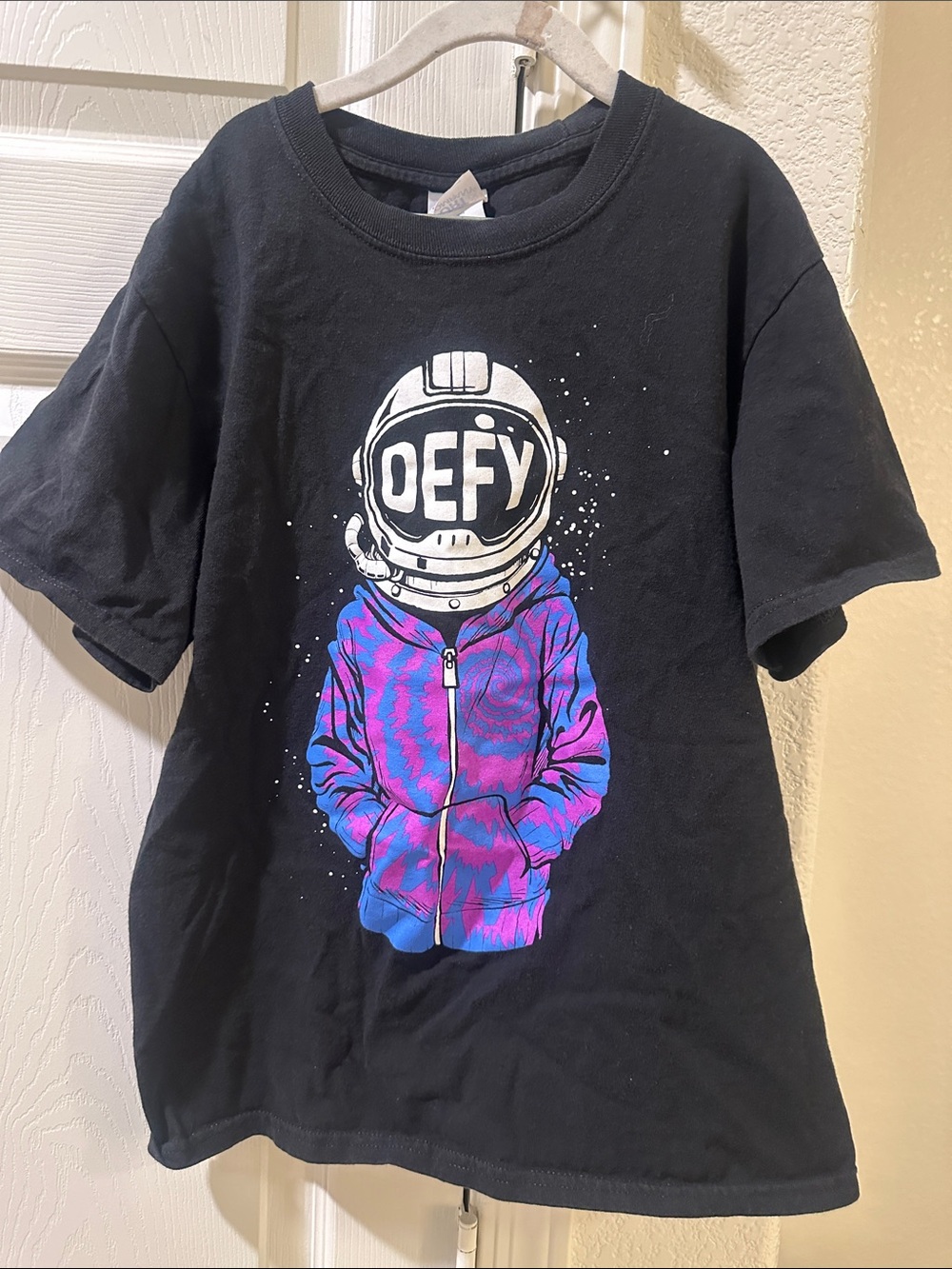 Kids' Black Graphic Tee with Purple & Pink Astronaut Hoodie Print